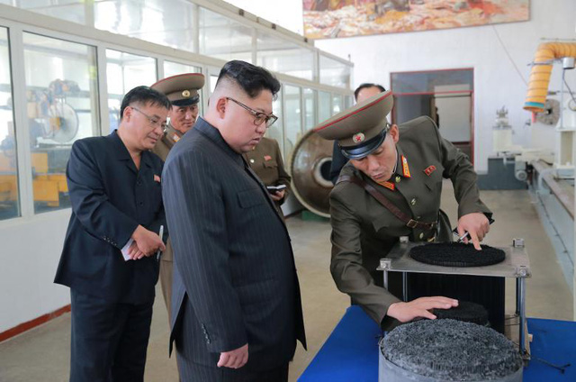 Chuyến thị sát cơ sở tên lửa giữa lúc “nước sôi lửa bỏng” của ông Kim Jong-un