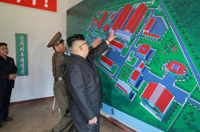 Chuyến thị sát cơ sở tên lửa giữa lúc “nước sôi lửa bỏng” của ông Kim Jong-un
