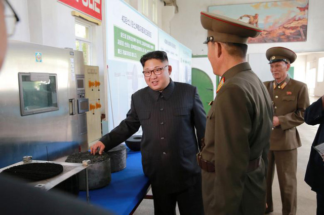 Chuyến thị sát cơ sở tên lửa giữa lúc “nước sôi lửa bỏng” của ông Kim Jong-un
