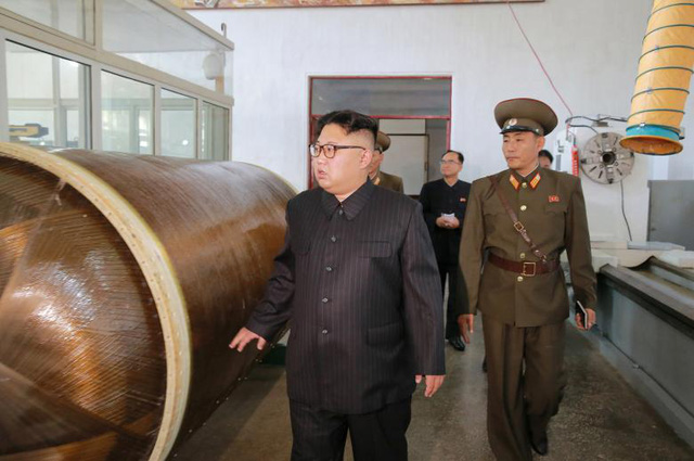 Chuyến thị sát cơ sở tên lửa giữa lúc “nước sôi lửa bỏng” của ông Kim Jong-un
