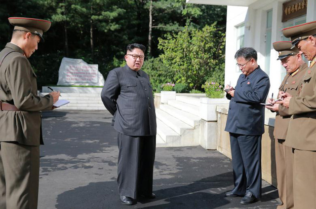 Chuyến thị sát cơ sở tên lửa giữa lúc “nước sôi lửa bỏng” của ông Kim Jong-un