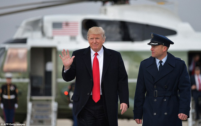 Ông Trump cắt ngắn kỳ nghỉ, khẩn cấp trở về Nhà Trắng sau bạo loạn Virginia