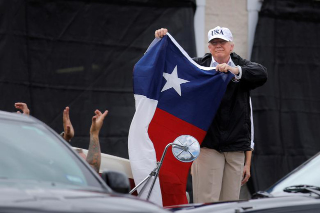 Tổng thống Trump vào tâm bão lũ tại Texas
