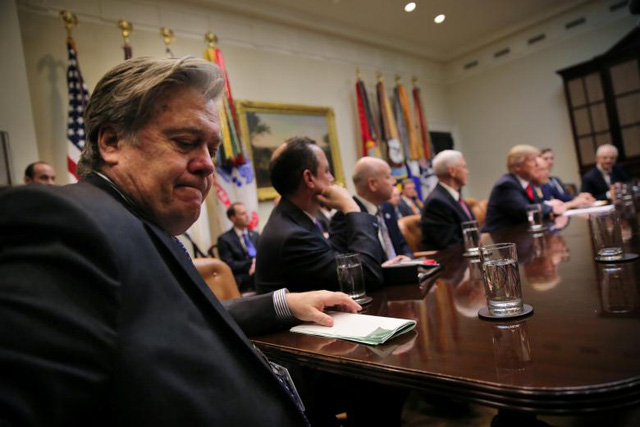 Hành trình ngắn ngủi tại Nhà Trắng của “cánh tay phải” Tổng thống Trump