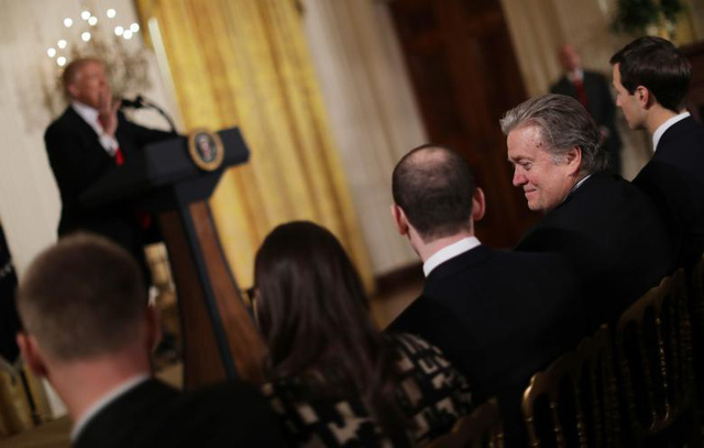 Hành trình ngắn ngủi tại Nhà Trắng của “cánh tay phải” Tổng thống Trump