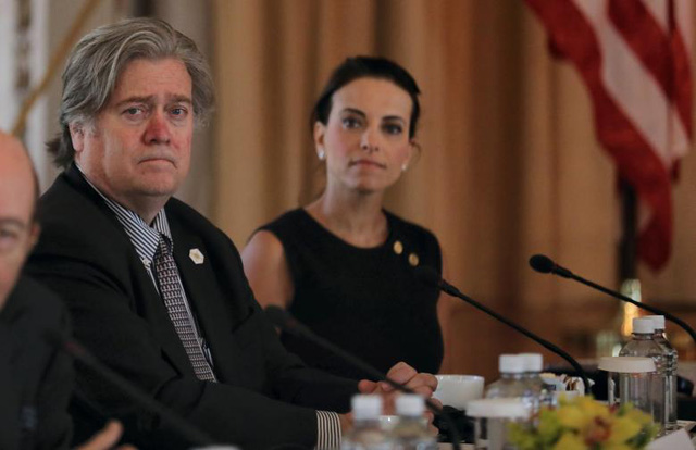 Hành trình ngắn ngủi tại Nhà Trắng của “cánh tay phải” Tổng thống Trump