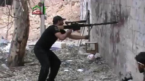 Xạ thủ người Kurd chết hụt vì súng bắn tỉa Nga Xạ thủ người Kurd chết hụt vì súng bắn tỉa Nga